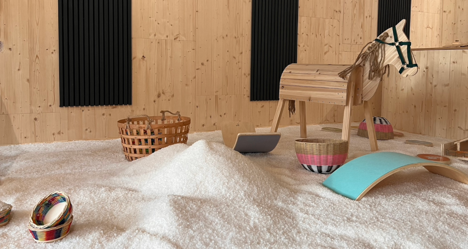 Montessori Holzspielzeug auf dem Salzboden im slöks Spielraum
